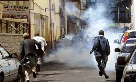 Kenia: Emplean gases lacrimógenos en protestas contra suspensión de cadenas de televisión